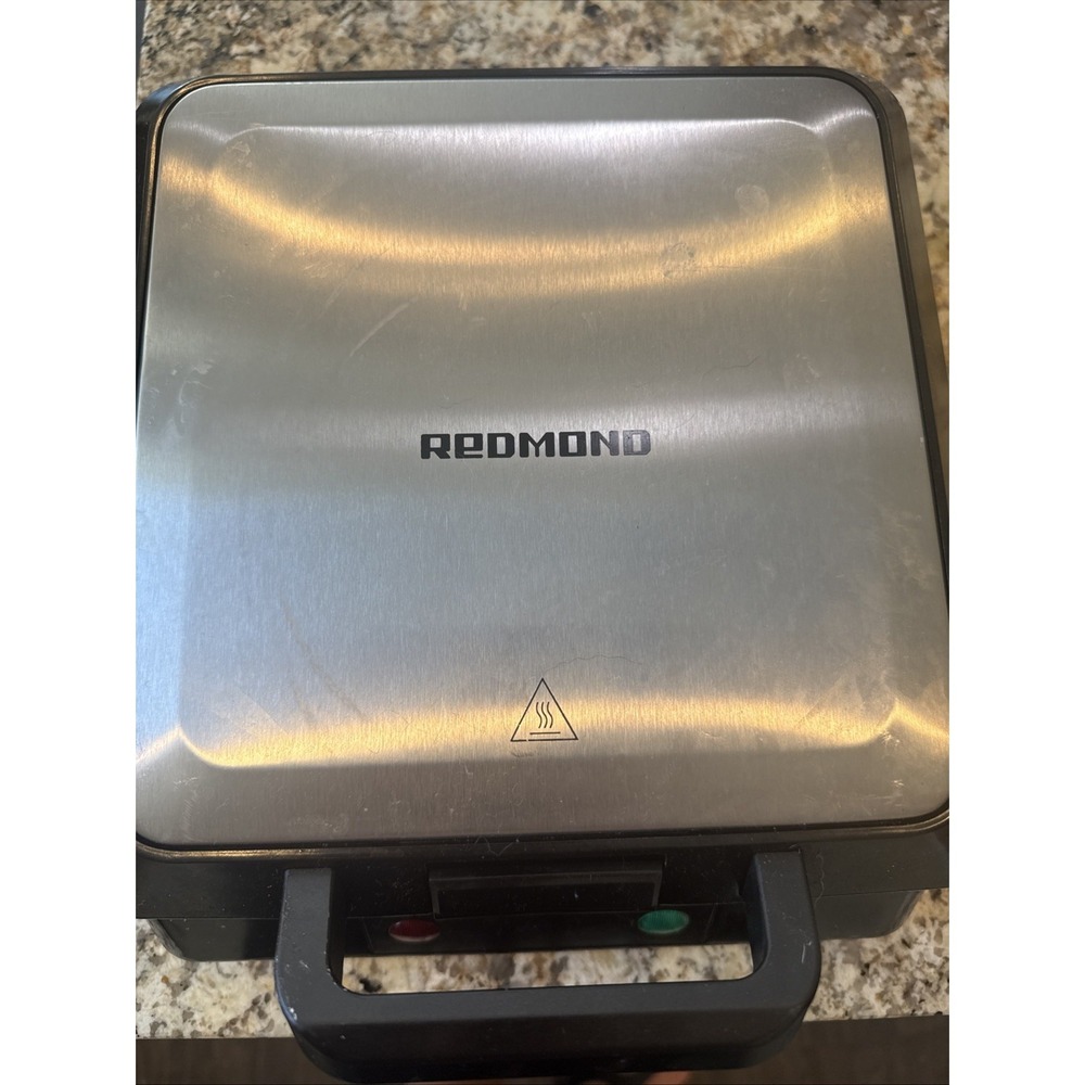 1300W Compact Electric Belgian Waffle Maker 4 Slice Non-Stick Square REDMOND